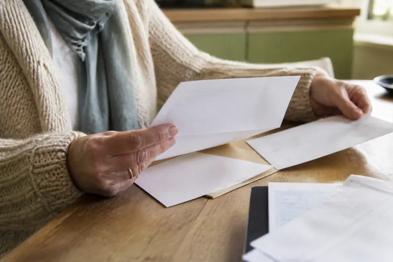 Mains consultant des documents administratifs pour l'évaluation des conditions ajpa du foyer