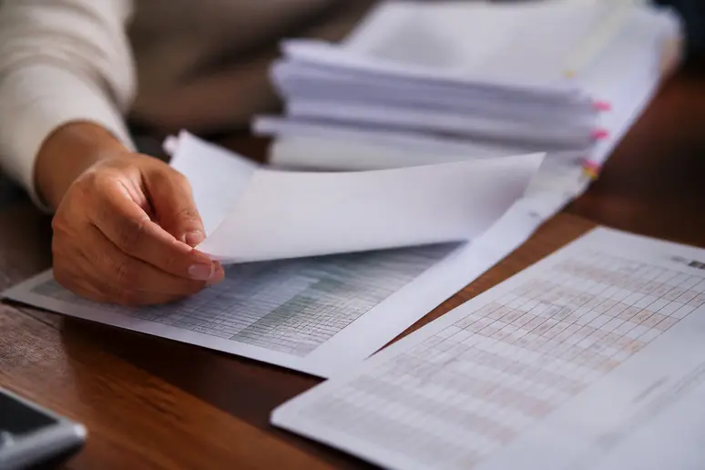 Vérification des documents administratifs et du planning pour encadrer la mission de baluchonnage aidant.