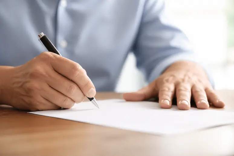 Un proche examine un contrat avec une caution solidaire pour l'entrée en ehpad