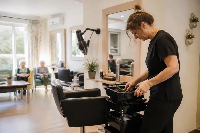 Salon de coiffure interne aménagé pour les résidents en EHPAD avec fauteuil professionnel