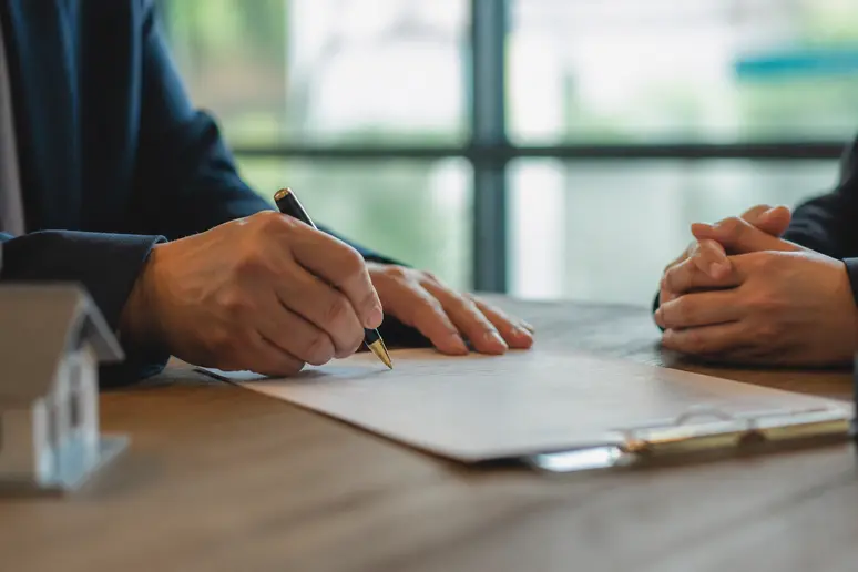Signature du contrat de séjour formalisant les droits et obligations du résident