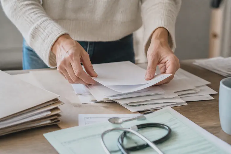 Dossier administratif et certificats médicaux préparés pour contester une évaluation.