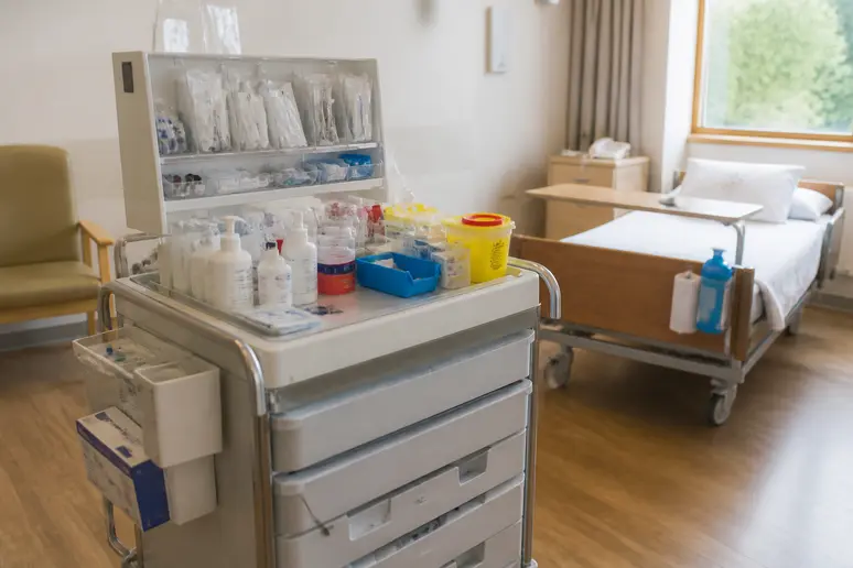 Chariot de soins médicaux équipé pour l'accompagnement des résidents en EHPAD.