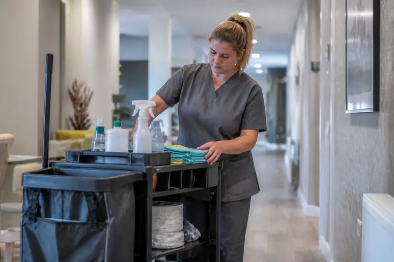 Chariot de ménage et matériel professionnel utilisés pour le nettoyage ehpad selon le protocole