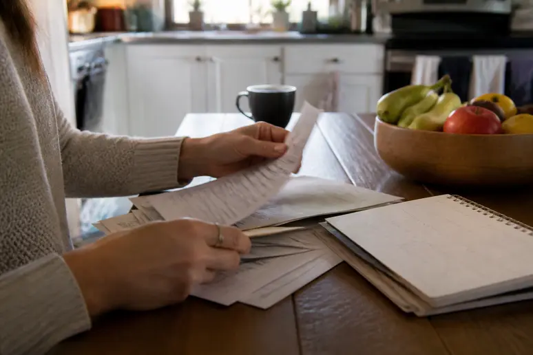 Examen de documents administratifs pour préparer une demande liée au statut aidant familial