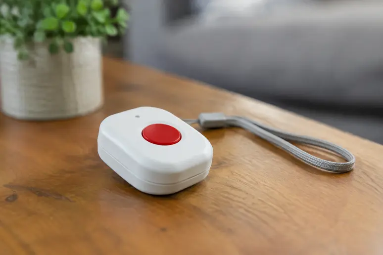 Appareil de téléassistance sans abonnement présenté en gros plan sur une table