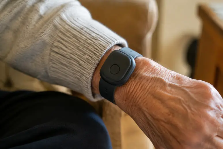 Montre traceur gps personne âgée portée au poignet pour rassurer les aidants au quotidien
