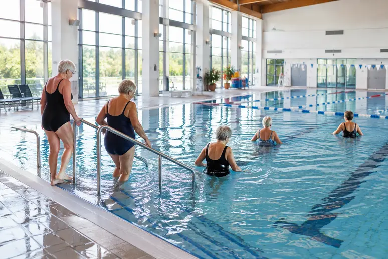 Piscine municipale lumineuse accueillant des cours d'aquagym adaptés aux seniors