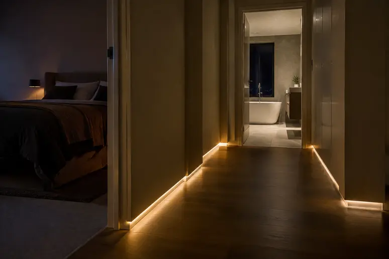 Balisage lumineux discret installé le long du mur pour sécuriser le trajet nocturne vers les toilettes