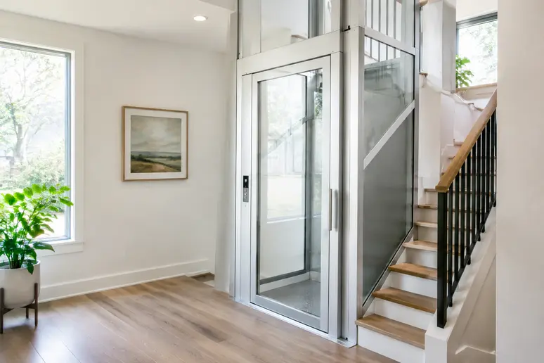 Installation d'un élévateur personne âgée dans une maison pour faciliter la mobilité