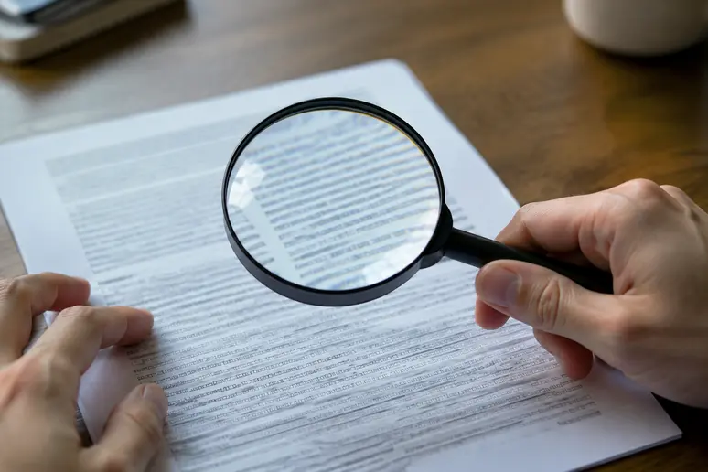 Ajustement du grossissement d'une loupe pour faciliter la lecture
