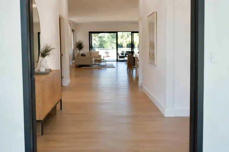 Intérieur lumineux d'une maison plain pied senior aux circulations larges et sans seuil