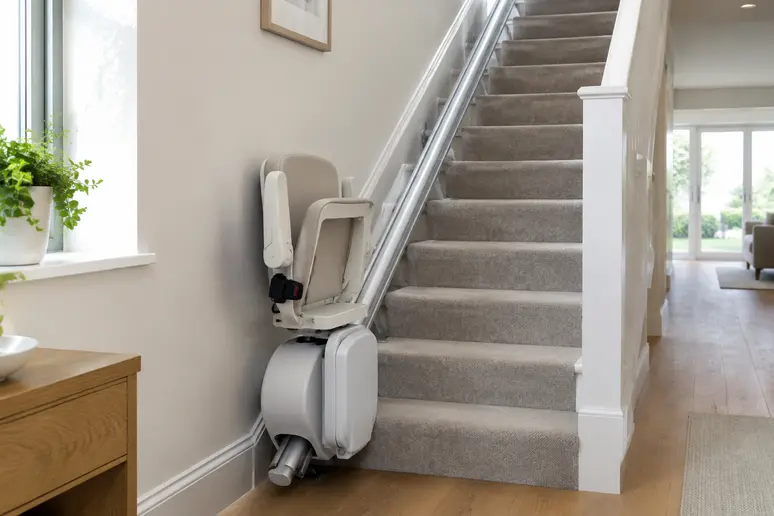 Monte-escalier moderne installé sur les marches d'un escalier intérieur résidentiel lumineux