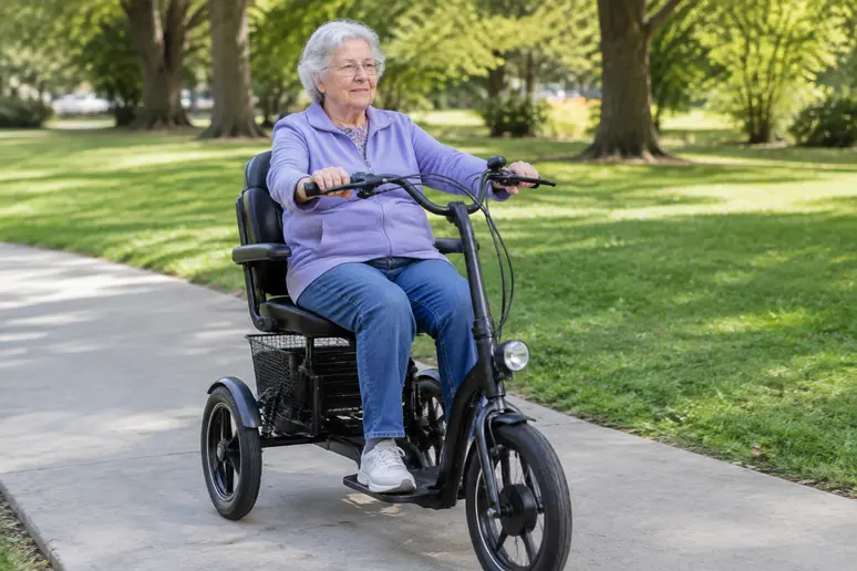 Senior utilisateur d'un tricycle électrique avec assise basse et dossier pour une meilleure stabilité en circulation