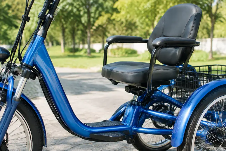 Détail du cadre à passage bas sur un tricycle électrique senior de qualité sur sol pavé